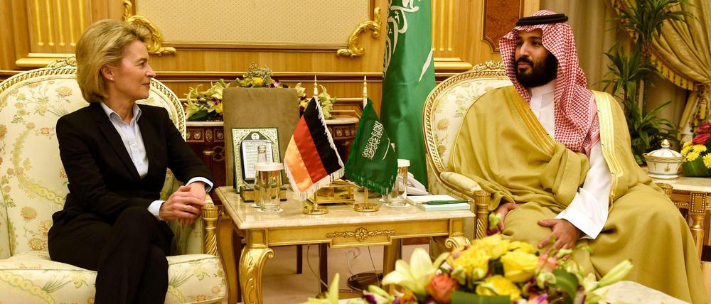 Kontaktpflege: Verteidigungsministerin Ursula von der Leyen (CDU) im Gespräch mit dem Vize-Kronzprinz und Verteidignungsminister des Landes, Mohammed bin Salman.