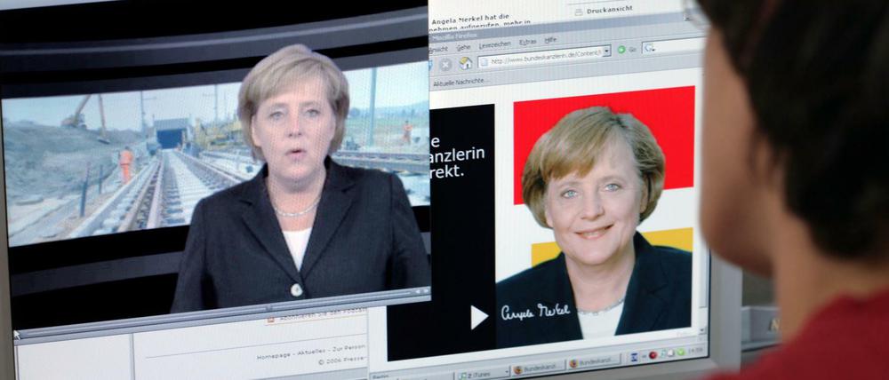 Angela Merkel auf allen Kanälen, seit mehr als zehn Jahren auch im Internet. Die Bundesregierung hält das für ihren Auftrag.