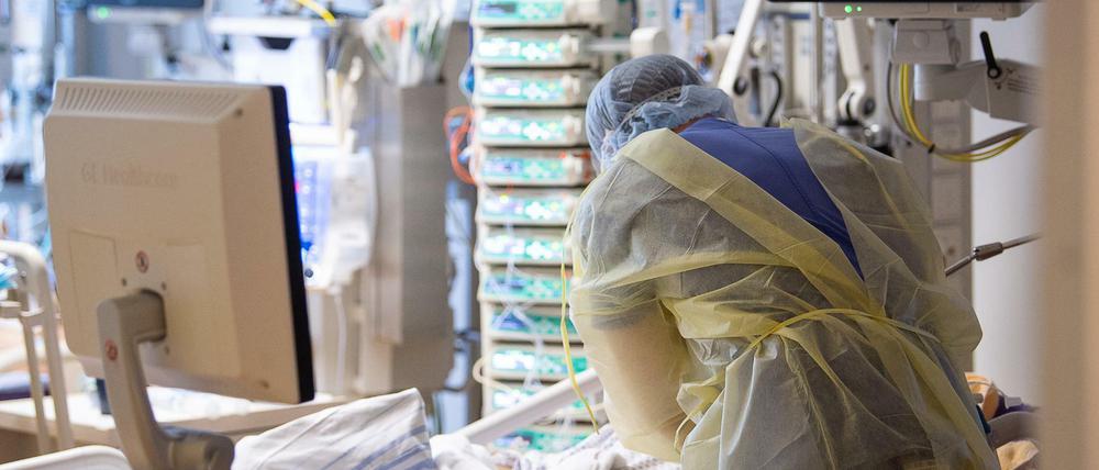 Ein Intensivpfleger arbeitet auf einer Intensivstation des RKH Klinikum Ludwigsburg an einem Covid-19-Patienten.
