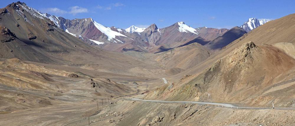 Der Blick vom Ak-Baital-Pass auf den Pamir Highway in Tadschikistan.