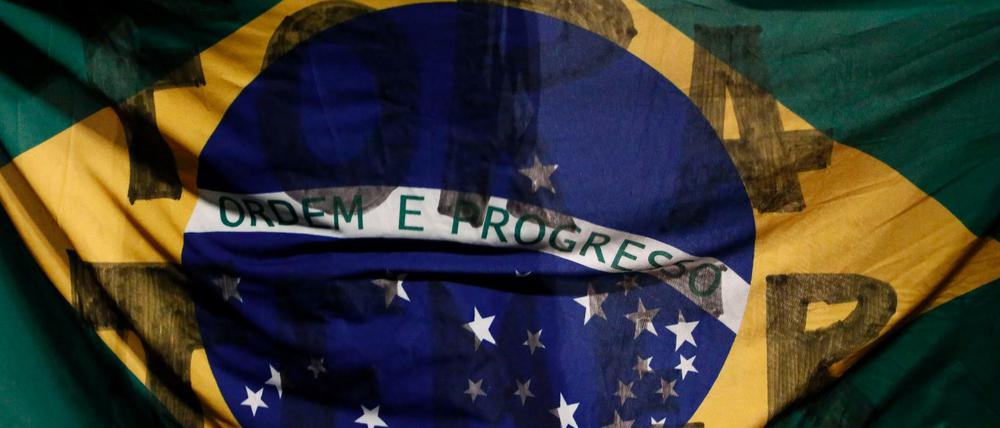 "Temer raus": Protest gegen den neuen Präsidenten Brasiliens auf einer Nationalflagge 