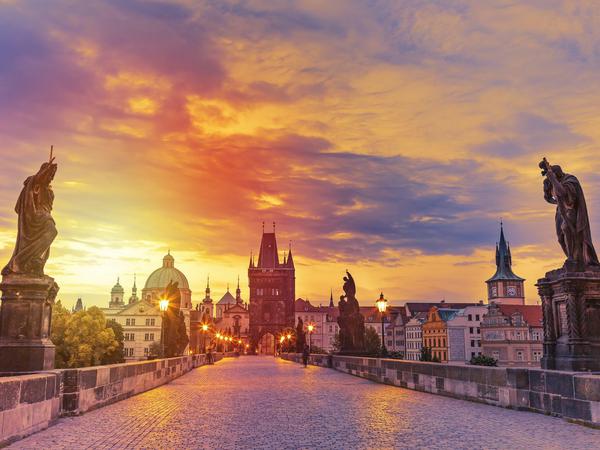 Schön - aber oft überlaufen: die berühmte Karlsbrücke in Prag