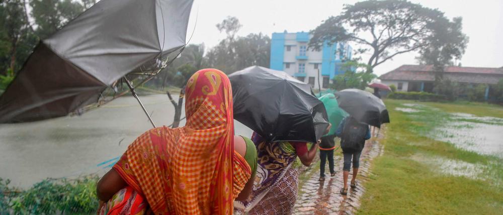 Indische Dorfbewohner bringen sich vor dem Zyklon „Bulbul“ in Sicherheit. 