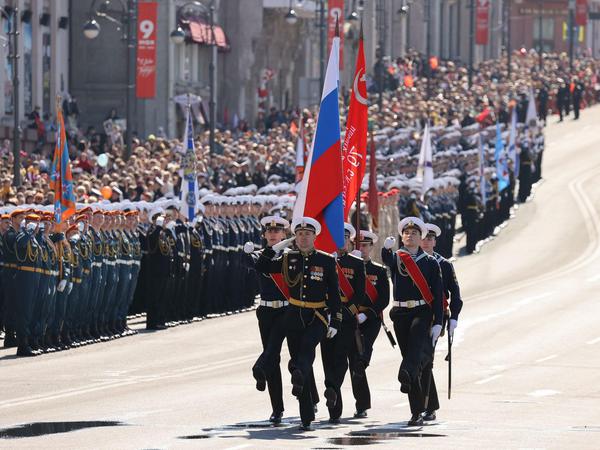 Eine Ehrengarde während der Siegesparade in Wladiwostok.
