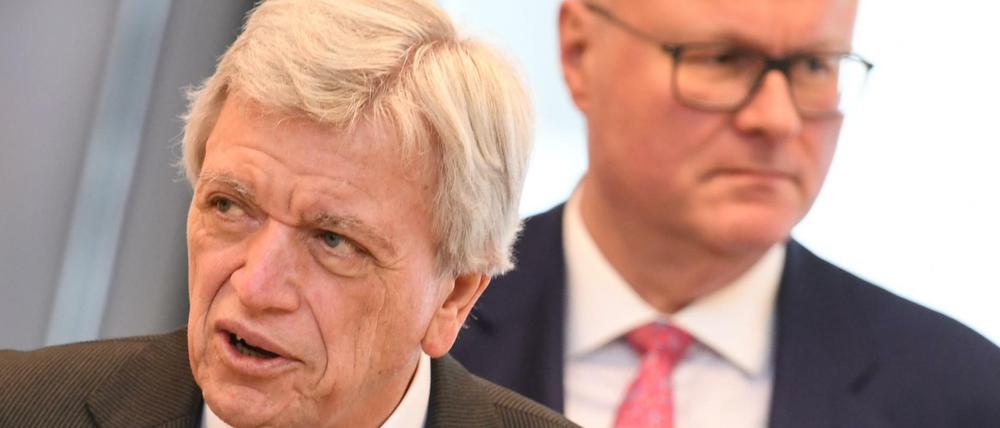 Volker Bouffier (CDU, l), Hessens Ministerpräsident trauert um seinen Finanzminister Thomas Schäfer (CDU) (Archivbild).