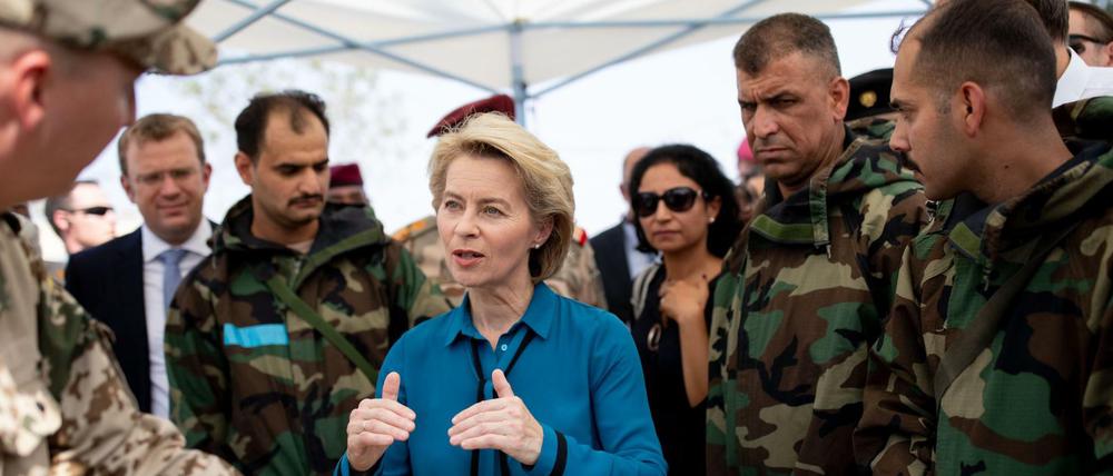 Ursula von der Leyen besucht deutsche und irakische Soldaten auf dem irakischen Militärstützpunkt in Taji.