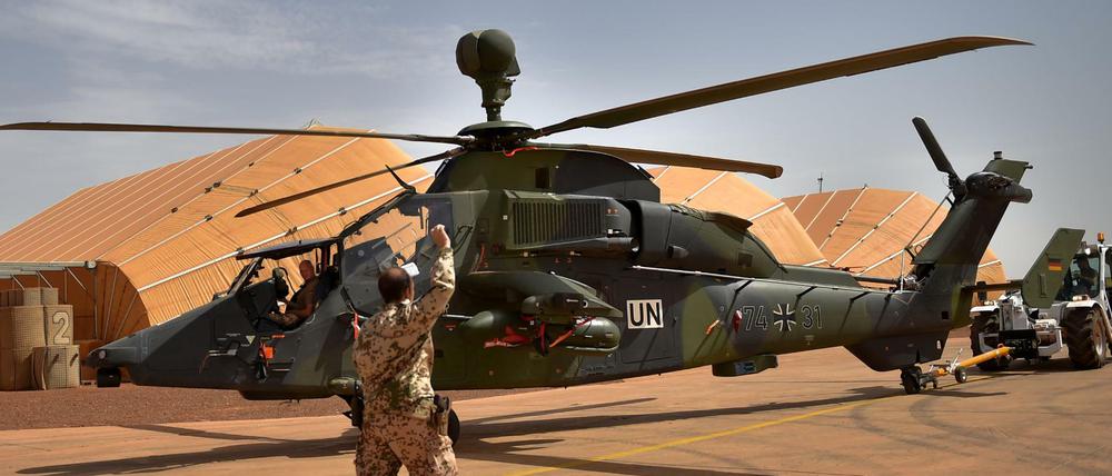 Ein Kampfhubschrauber "Tiger" wird aus einem Hangar in Mali gezogen.