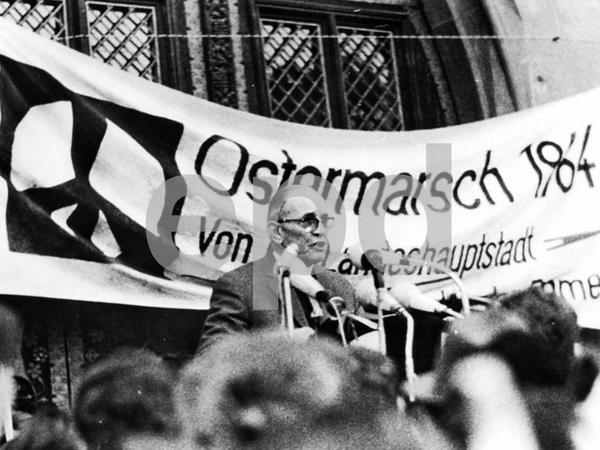 Der evangelische Pfarrer Martin Niemöller (1892-1984) während des Ostermarsches 1964. Die bis heute aktive Ostermarschbewegung ist auch ein Ergebnis und Ausdruck der pazifistischen Grundstimmung in der Bundesrepublik Deutschland nach dem Krieg 