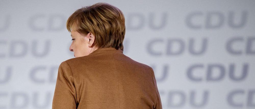 Bundeskanzlerin Angela Merkel (CDU) besichtigt die Hamburger Messehalle für den CDU-Bundesparteitag. 