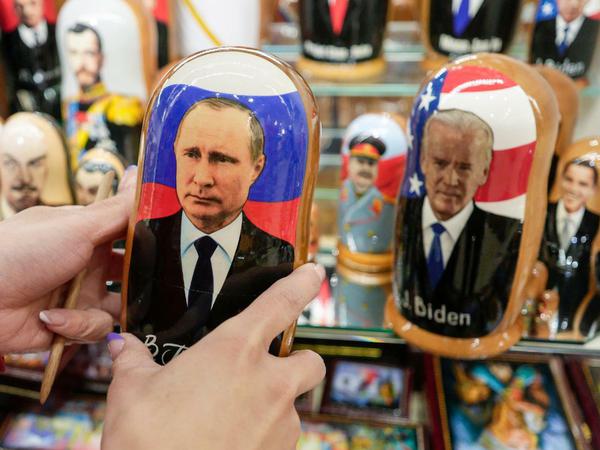 Russische Matrjoschkas (Holzpuppen) von Putin und Biden in einem Moskauer Souvenirladen. 