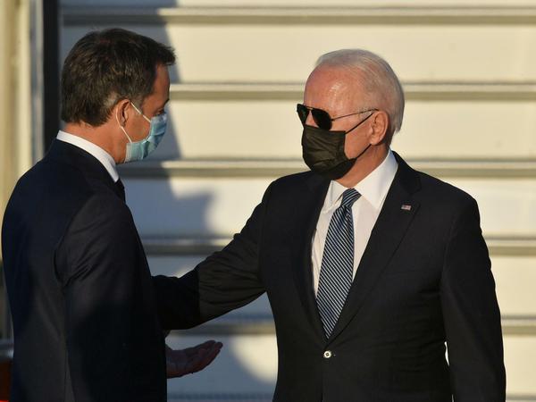 Belgiens Premier Alexander De Croo empfängt Joe Biden, Präsident der USA, auf dem Militärflughafen Melsbroek. 