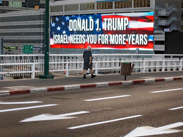 Klare Botschaft: "Israel braucht sie noch ein paar Jahre länger" steht auf diesem Plakat in Tel Aviv.