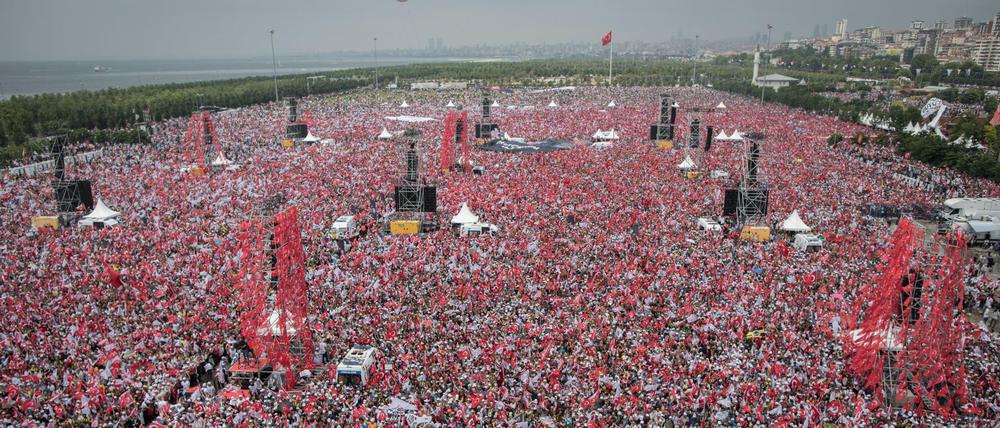 Die Unterstützer des Präsidentschaftskandidaten Muharrem Ince von der größten Oppositionspartei CHP nehmen bei seiner Wahlkampfveranstaltung in Istanbul teil. 