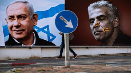 Männer, die ins Ungewisse starren. Wahlkampfplakate für den rechtskonservativen Likud und dessen Vorsitzender Benjamin Netanjahu (l), Premierminister von Israel, und Oppositionsführer Yair Lapid von der liberalen Partei Jesch Atid in Ramat Gan, unweit von Tel Aviv.