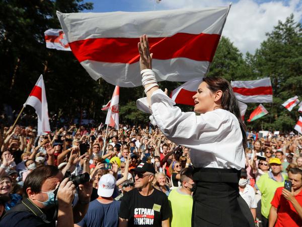  Swetlana Tichanowskaja, Kandidatin bei der Präsidentenwahl in Belarus, begrüßt ihre Unterstützer bei einer Kundgebung. 