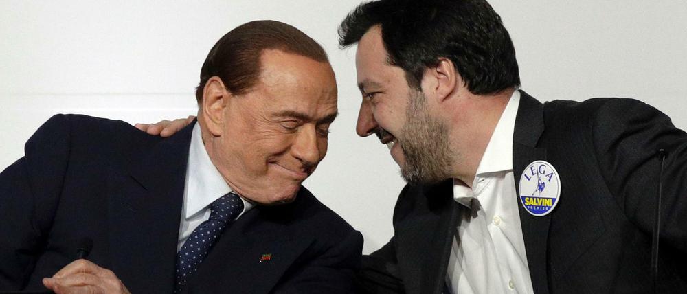 Verstehen sich gut: Silvio Berlusconi (l), ehemaliger Ministerpräsident von Italien, und Matteo Salvini, Parteivorstand der rechtspopulistischen Lega Nord.