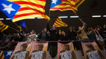 Unterstützer von Kataloniens entmachtetem Regionalpräsidenten Puigdemont schwenken bei einer Kundgebung im Dezember 2017 katalanische Flaggen. 