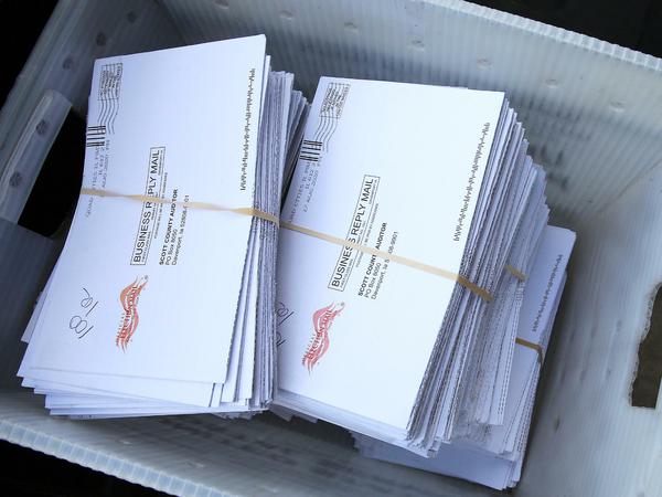 Tausende Formulare für die Briefwahl liegen in Umschlägen in einem Kasten in Davenport, Iowa. 