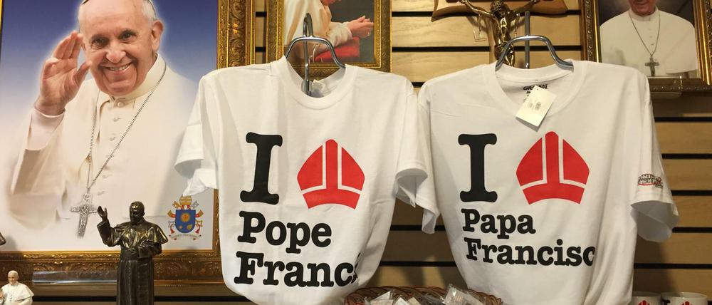 Washington im Papst-Fieber. Der Devotionalienhandel mit Papst-Motiven blüht. 