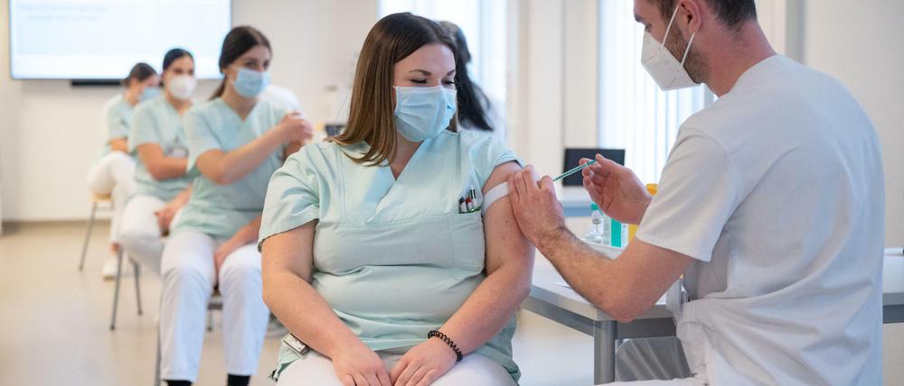 Mit der Ruhe vor dem Ansturm. Medizinstudentinnen und -studenten im praktischen Jahr simulieren im Stuttgarter Pädiatrie- und Patientensimulator im Klinikum Stuttgart eine Corona-Impfung an Pflegeschülerinnen.