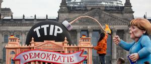 Aktivisten der Organisation «Foodwatch» bereiten einen Mottowagen für die Stop-TTIP Demonstration vor. 