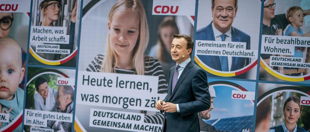 CDU-Generalsekretär Paul Ziemiak stellt die Wahlplakate der Partei vor, auf denen Mitglieder statt Models zu sehen sind.