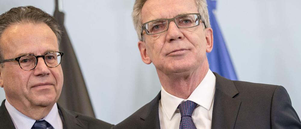 Bundesinnenminister Thomas de Maiziere (CDU) zeigt am 09.12.2015 in Berlin den neuen Flüchtlingsausweis neben dem Leiter des Bundesamts für Migration und Flüchtlinge, Frank-Jürgen Weise. 