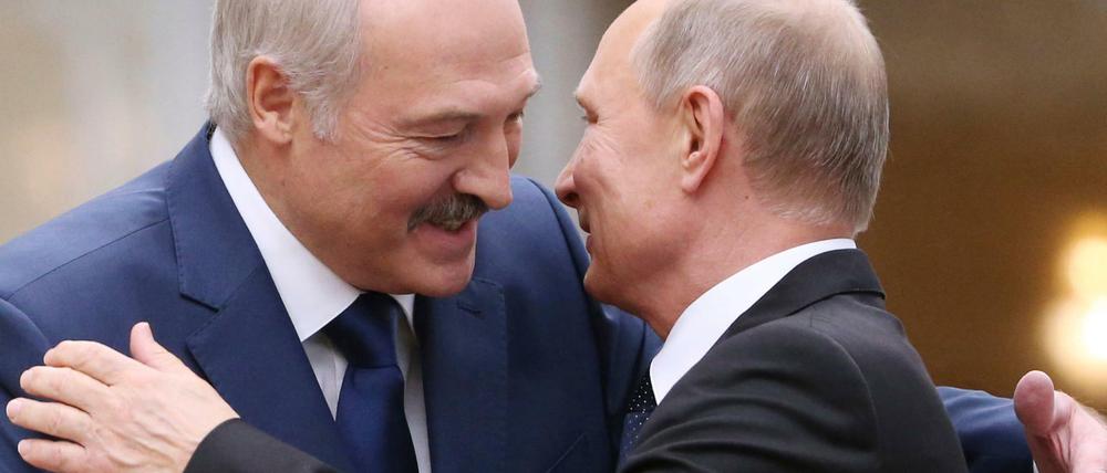 Schwacher Diktator, starker Diktator: Alexander Lukaschenko und Wladimir Putin im Mai.