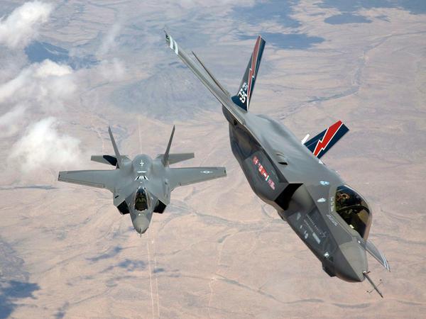 Der weltweit führende US-amerikanische Rüstungshersteller Lockheed Martin stellt unter anderem F35-Kampfflugzeuge bereit.
