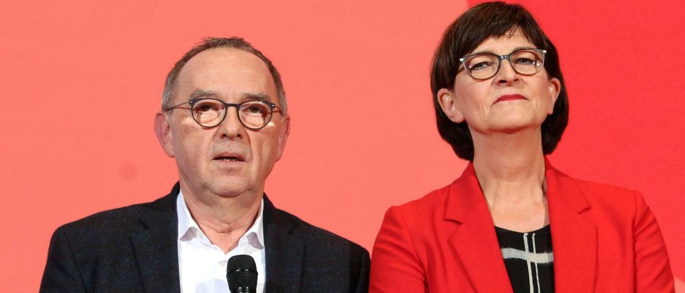 Die designierten SPD-Vorsitzenden Norbert Walter-Borjans und Saskia Esken am Abend ihrer Kür im Willy-Brandt-Haus.