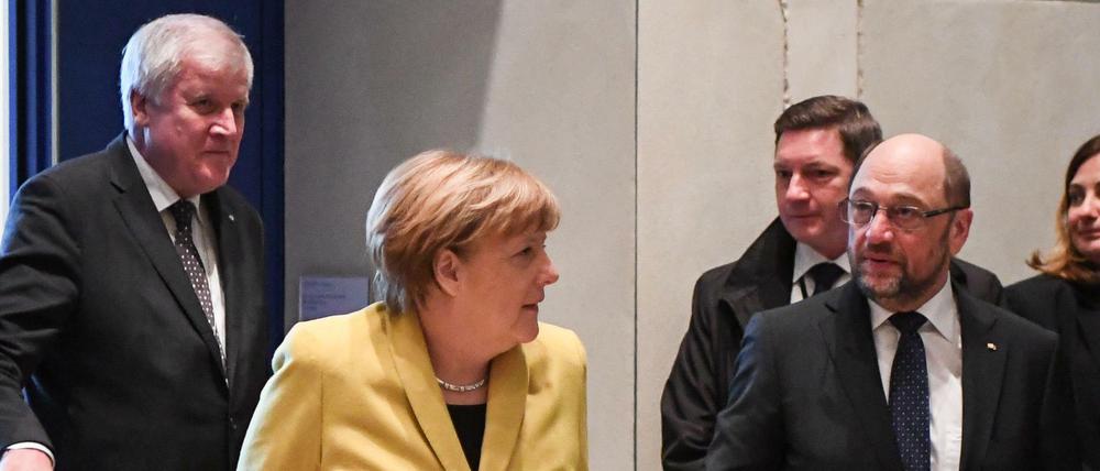 Bundeskanzlerin Angela Merkel (M, CDU) kommt mit SPD-Kanzlerkandidat Martin Schulz (r) und dem Bayerischen Ministerpräsidenten Horst Seehofer aus einem Raum im Reichstag in Berlin bei der Wahl des Bundespräsidenten.