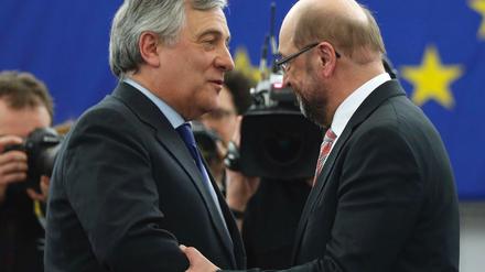 Der neue Präsident des Europaparlaments, Antonio Tajani (l.) und sein Vorgänger Martin Schulz.