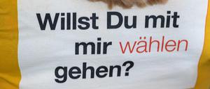Auf einem T-Shirt einer jungen Frau von der Sächsischen Landeszentrale für politische Bildung steht bei der Vorstellung des Wahlomat im Sächsischen Landtag "Wilst Du mit mir wählen gehen?".