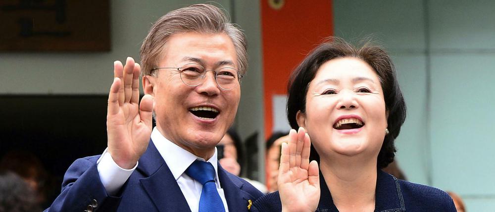 Der siegreiche südkoreanische Präsidentschaftskandidat Moon Jae In (l) von der Demokratischen Partei und seine Frau Kim Jung-suk. 