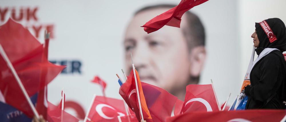 Anhänger des türkischen Präsidenten Recep Tayyip Erdogan verfolgen eine seiner Wahlkampfreden.