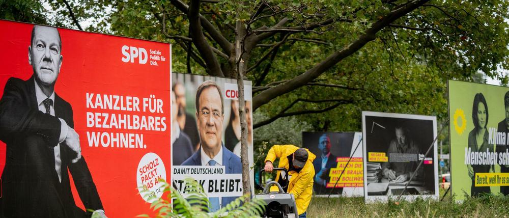 Für dieses SPD-Wahlplakat (links) wurde Scholz leicht von unten fotografiert. Das lässt ihn staatsmännischer wirken.