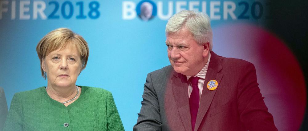 Bundeskanzlerin Angela Merkel (CDU) und Hessens Ministerpräsidenten Volker Bouffier (CDU) bei einem Wahlkampfauftritt in Hessen.