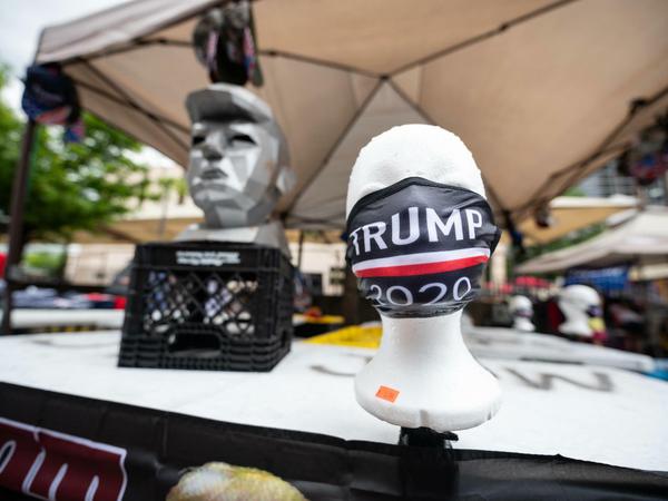 Unter US-Präsident Donald Trump ist das Tragen einer Maske zu einem politischen Unterscheidungsmerkmal geworden. 