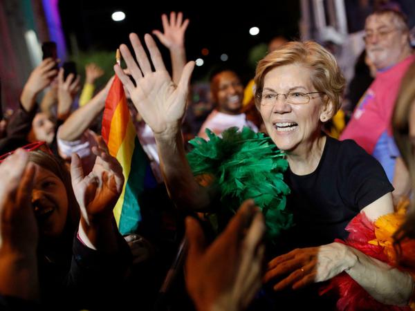 Die demokratische Präsidentschaftsbewerberin Elizabeth Warren auf der "Pride-Parade" in Los Angeles.