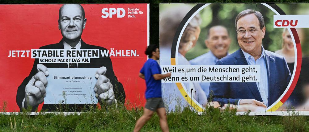 Wahlplakate mit den Spitzenkandidaten Olaf Scholz (SPD, l) und Armin Laschet (CDU). 