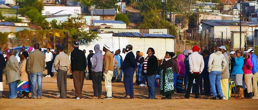 Morgens um sieben Uhr haben die Wahllokale in Südafrika ihre Türen geöffnet. Es bildeten sich vielerorts lange Schlange von Stimmberechtigten davor. 