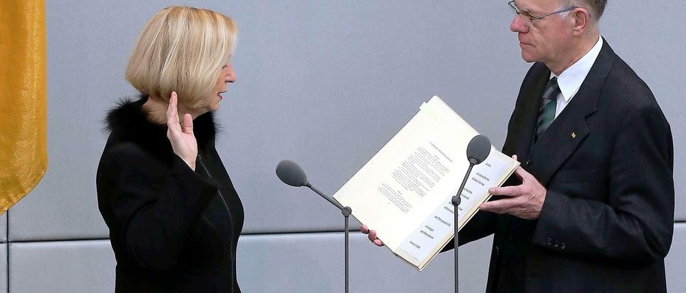 Die neue Bundesbildungsministerin Johanna Wanka (CDU) ist am Donnerstag vor dem Deutschen Bundestag in Berlin vereidigt worden. 