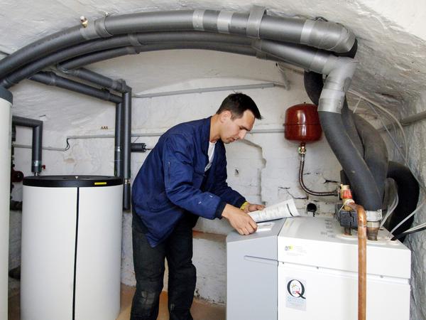 Wärmepumpen wie im Keller dieses Einfamilienhauses in Frankfurt (Oder) sollen in Zukunft Ölheizungen und Gaskessel ersetzen.