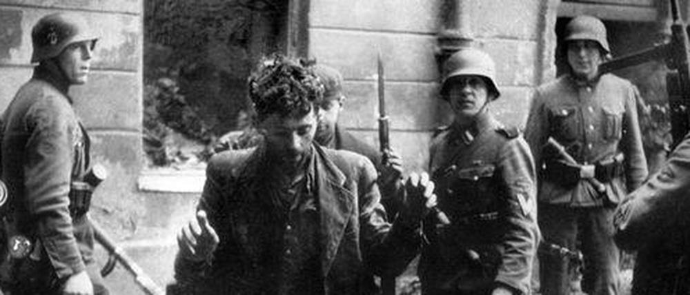 Deutsche Soldaten verhaften einen Juden nach dem Aufstand 1943 im Warschauer Ghetto.