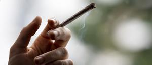 Eine Person raucht einen Joint. Die Ampel-Parteien wollen Cannabis für den Genuss 2023 legalisieren.