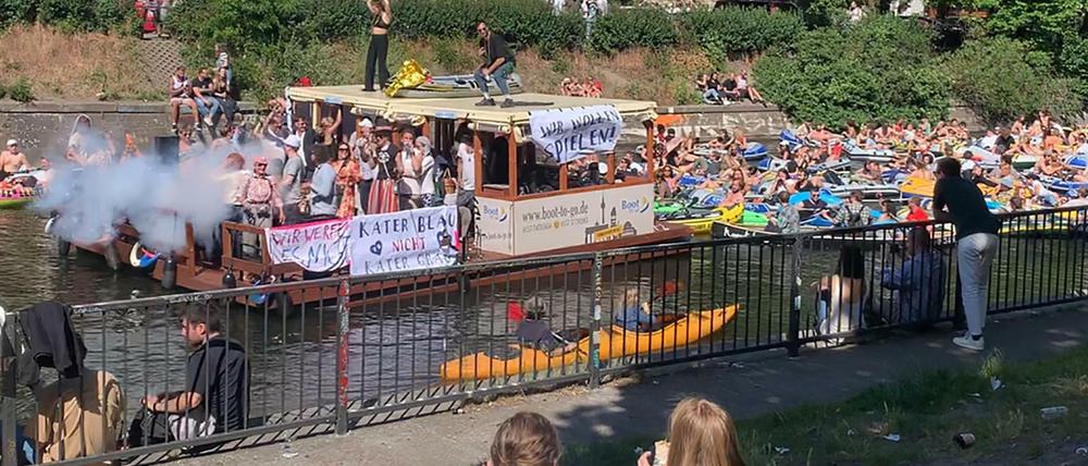 Das Standbild aus einem Video zeigt eine Wasser-Demonstration mit Booten auf dem Landwehrkanal. 