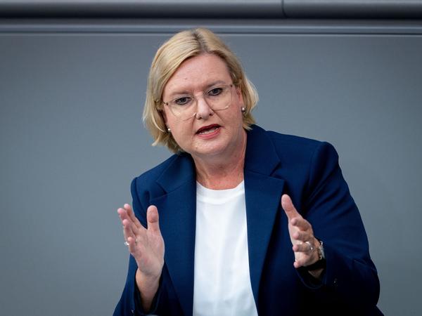Eva Högl (SPD), die Wehrbeauftragte des Bundestages, spricht im Reichstag.
