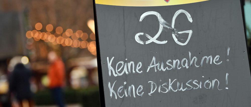 "2G Keine Ausnahme! Keine Diskussion!" steht auf dem Schild an einem Zugang zum Erfurter Weihnachtsmarkt.