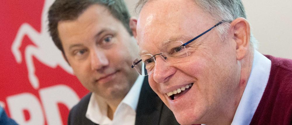 Stephan Weil (r), Niedersachsens Ministerpräsident und Landesvorsitzender der SPD, und Lars Klingbeil, SPD-Generalsekretär