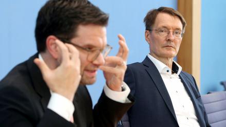 Justizminister Marco Buschmann (FDP) und Gesundheitsminister Karl Lauterbach von der SPD (r.)